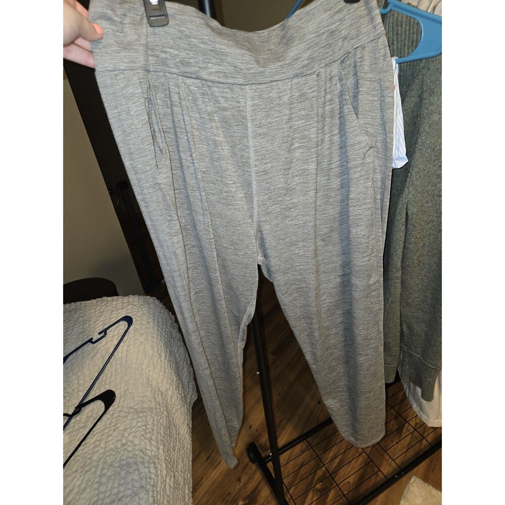 Vuori Women's Gray Jogger Pants Activewear - Picture 3 of 3